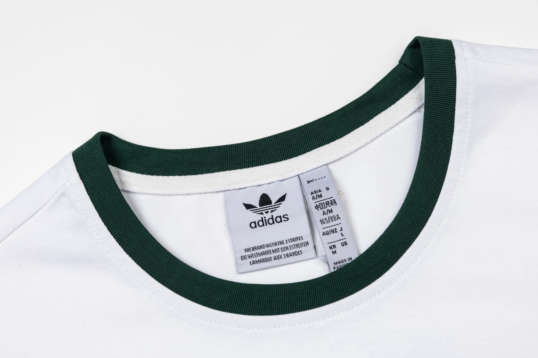 Adidas clover letter foam short-sleeved T-shirt Classic Black White color, pure cotton material is skin-friendly and breathable, super comfortable for daily wear! White round neck + cuffs with contrasting design, and the clover logo on the chest is very recognizable✨. The loose fit is suitable for a variety of body types. It can be worn casually with jeans or sweatpants, and you can easily get a casual and sporty style~ It can be easily used for daily travel, sports, and leisure! Style number: A 179# Color: Black White Size: S M L XL XXL